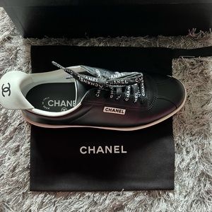 CHANEL sneaker